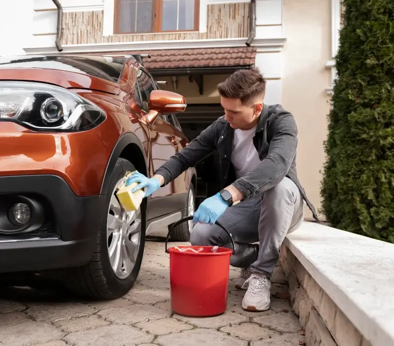 Lavage auto à domicile Blangy-Tronville : professionnel intervenant sur un véhicule